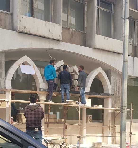 القاعة الزجاجية
