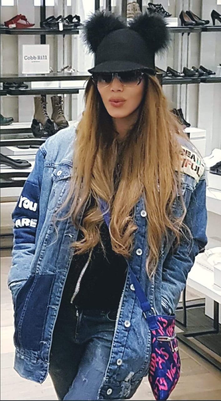 يمنى شري 